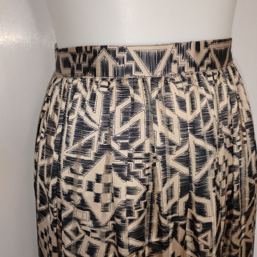 OYSTER AND BLACK GEOMETRIC SKIRT - Picture 7 of 8